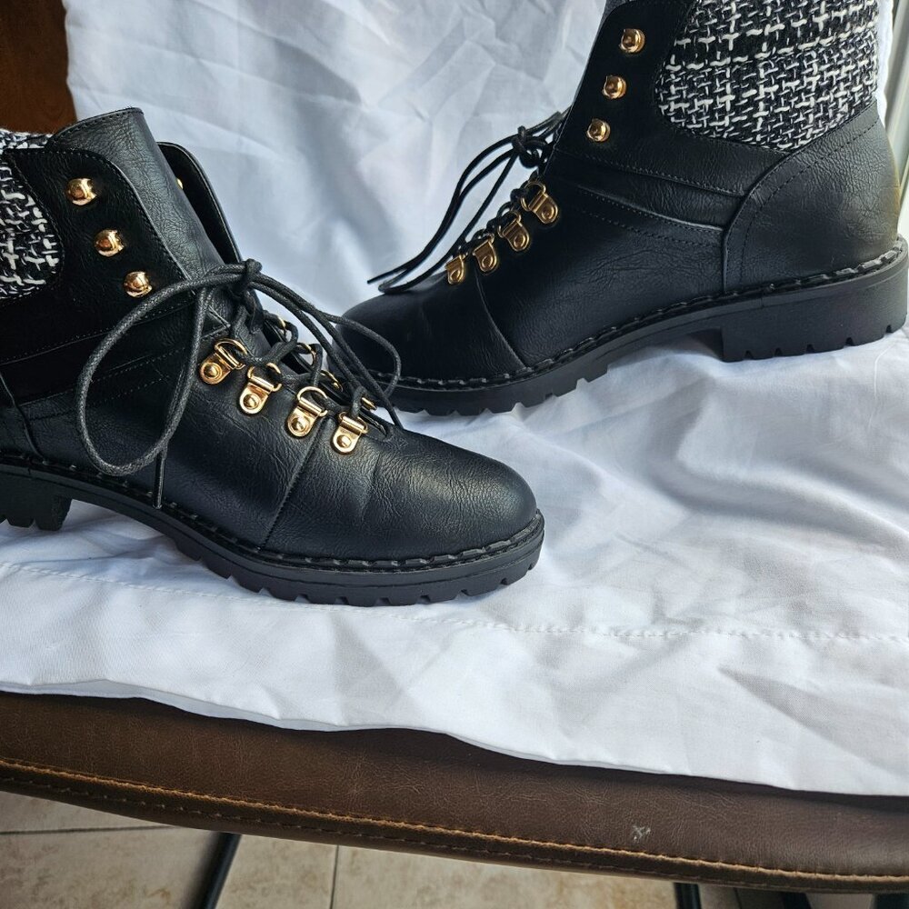 JustFab Women’s Rayln Lace-Up Black Chunky Boot‎ 90’s Fashion Shoes Plaid Detail - Picture 3 of 11